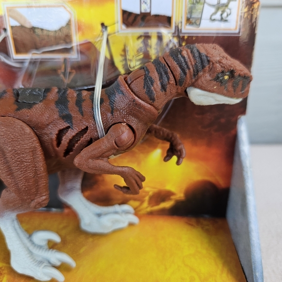 Jurassic World Dominion Atrociraptor Dinosaur Extreme Damage Mattel Red - Picture 6 of 7